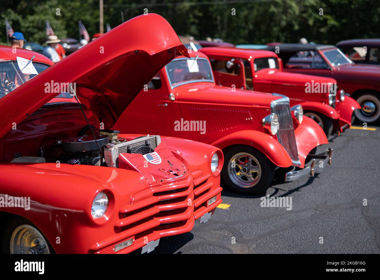 NISSWA, MN – 30 LUGLIO 2022: Tre rod da strada rosse e calde con disegni personalizzati, di fila in una fiera automobilistica. Foto Stock