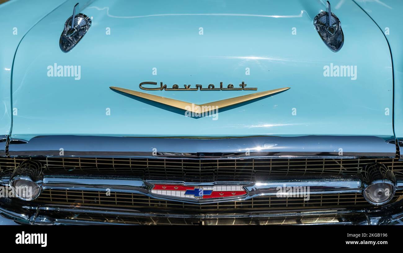 NISSHA, MN – 30 LUGLIO 2022: Front-end di una vettura Chevy Bel Air del 57, con logo Chevrolet, razzi cofano e griglia, in primo piano. Foto Stock