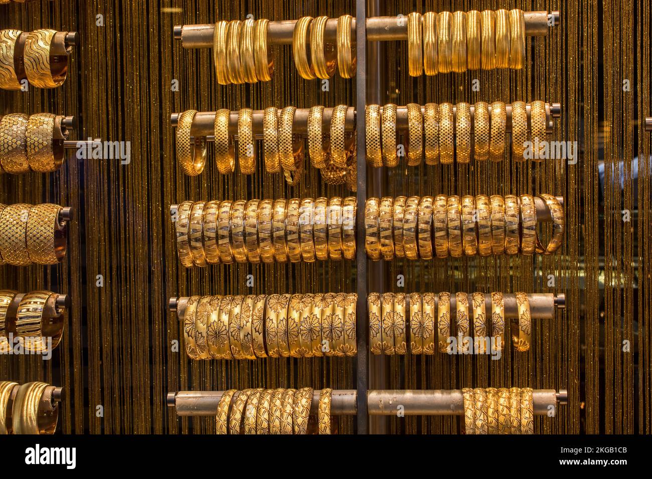 Display negozio di decine di golden Bracciali e schiave Foto Stock