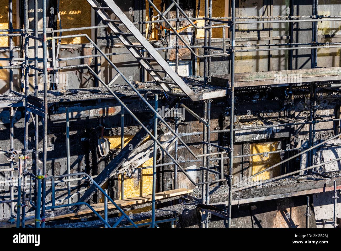 Isolamento bruciato durante la costruzione di un nuovo edificio di appartamenti, incendio, danni da incendio, impalcatura, casa passiva, Bahnstadt casa passiva sviluppo Foto Stock
