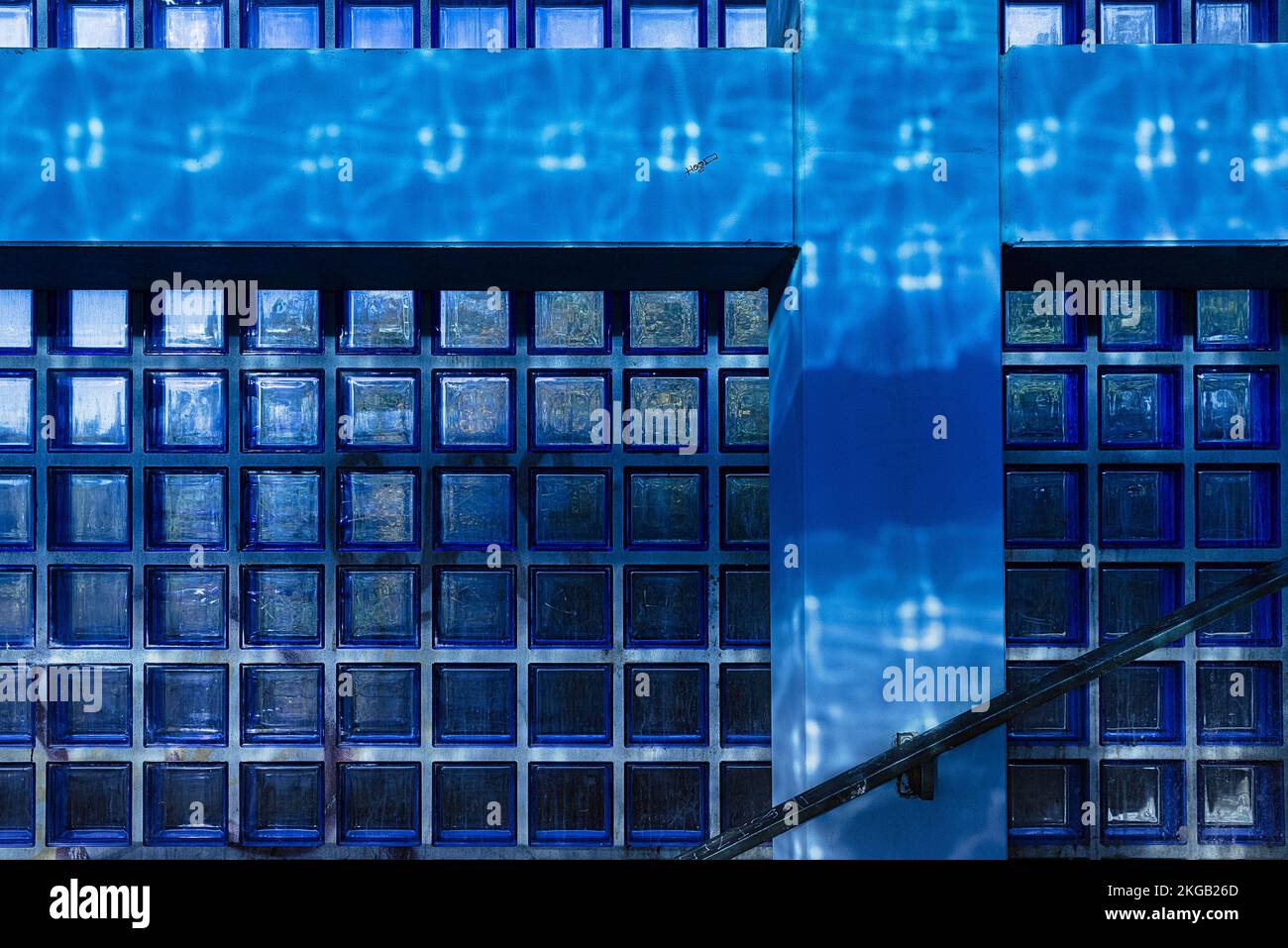 Accesso alla piattaforma S-Bahn, scala in blocchi di vetro blu e cemento a vista, architetto Hansjörg Göritz, progetto per Expo 2000, arco moderno Foto Stock