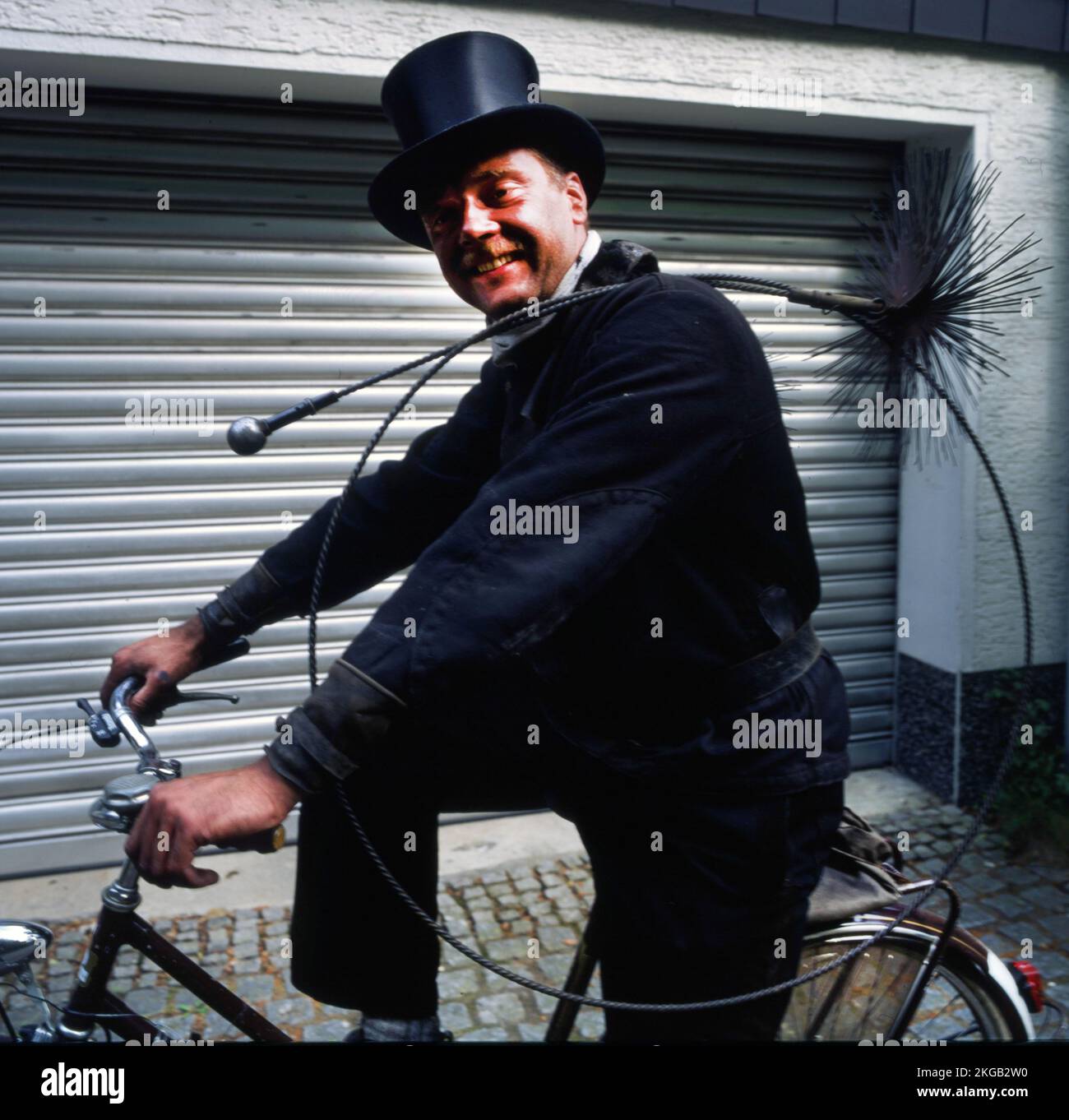 Scopa il camino nella formazione professionale e posa in uno studio fotografico, qui su 5.05.1992 a Iserlohn, Germania, Europa Foto Stock