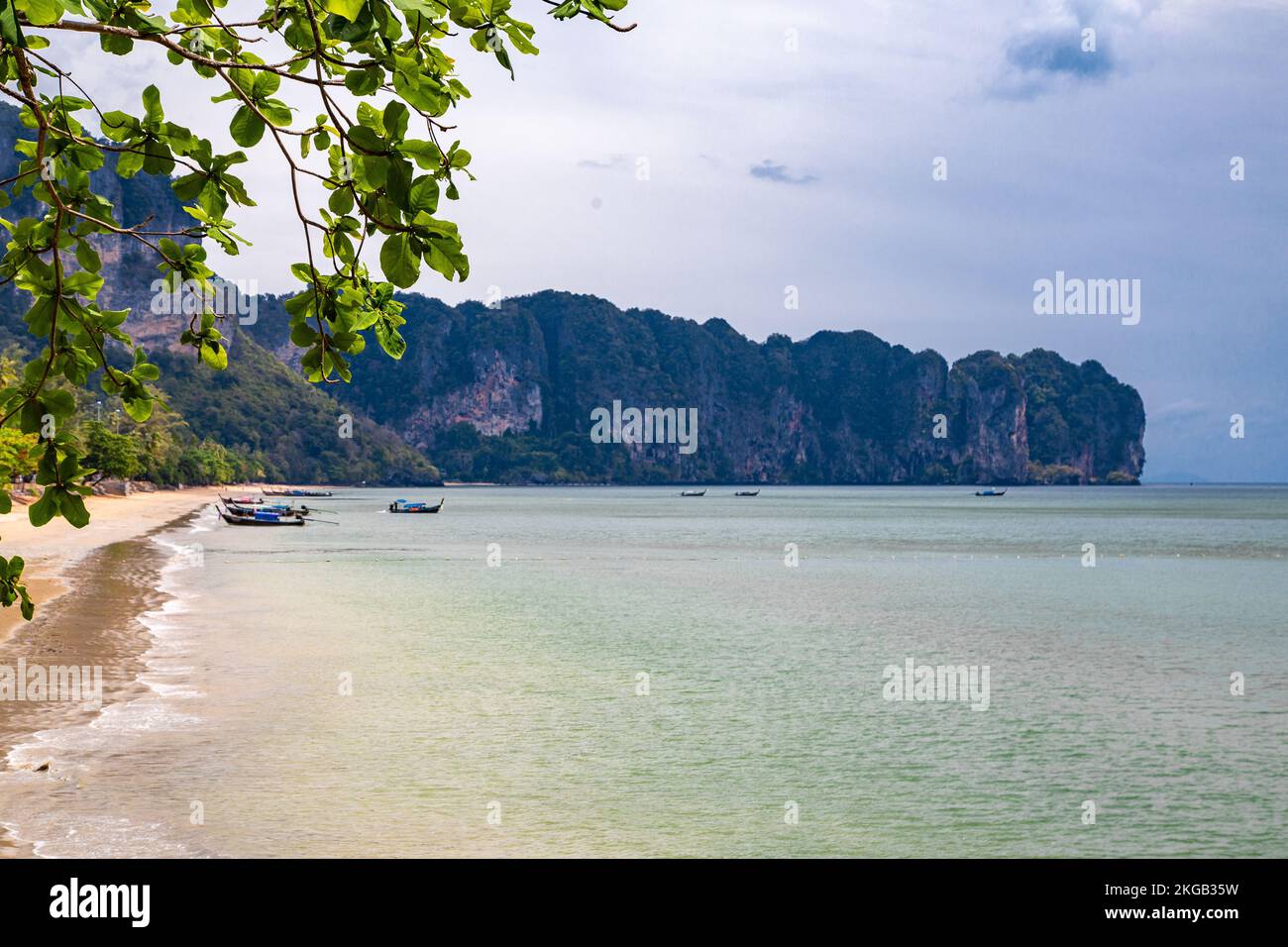 Vista della spiaggia di Ao Nang a Krabi, Thailandia Foto Stock