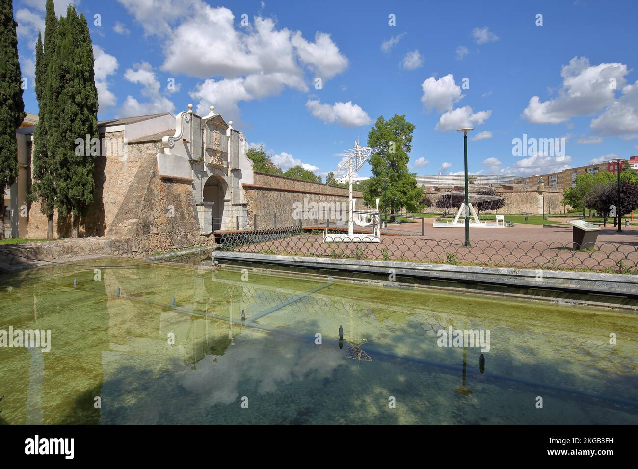 Parque Ronda del Pilar con Puerta del Pilar e costruzione tecnica di Leonardo da Vinci a Badajoz, Estremadura, Spagna, Europa Foto Stock