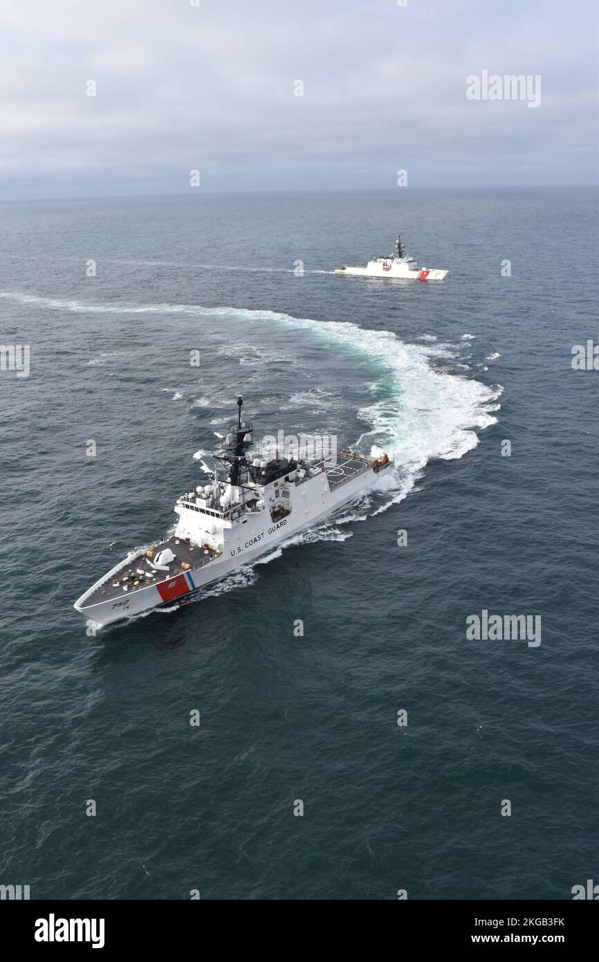 STATI UNITI Le taglierine della Guardia Costiera Stratton (WMSL 752) e Kimball (WMSL 756) si formano mentre pattugliano la linea di confine marittimo USA-russa (MBL), nel Mare di Bering, 26 settembre 2022. Questo ha segnato la prima volta che due taglierini di sicurezza nazionali hanno pattugliato congiuntamente la MBL sopra il Circolo polare Artico. (STATI UNITI Coast Guard, foto di cortesia). Foto Stock