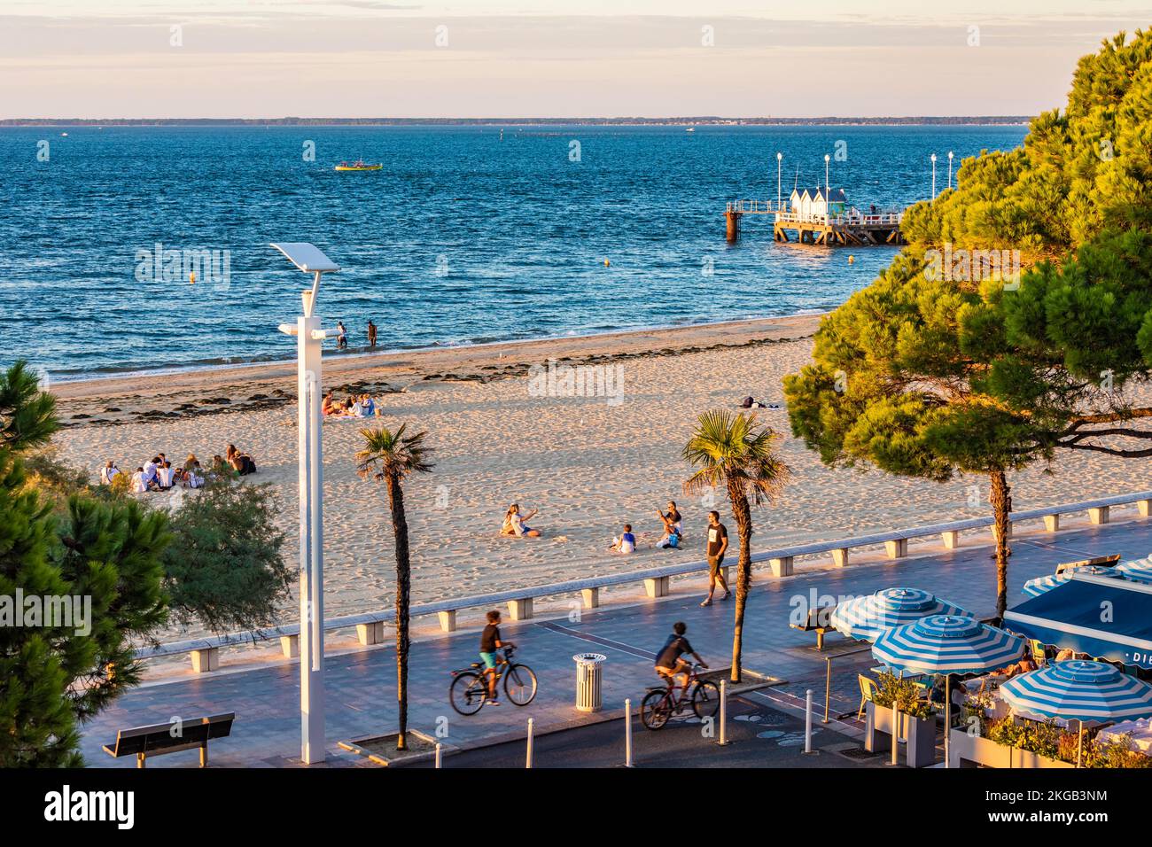 Persone sulla spiaggia e sul lungomare di Arcachon, Baia di Arcachon, Aquitania, Nuova Aquitania, Francia, Europa Foto Stock