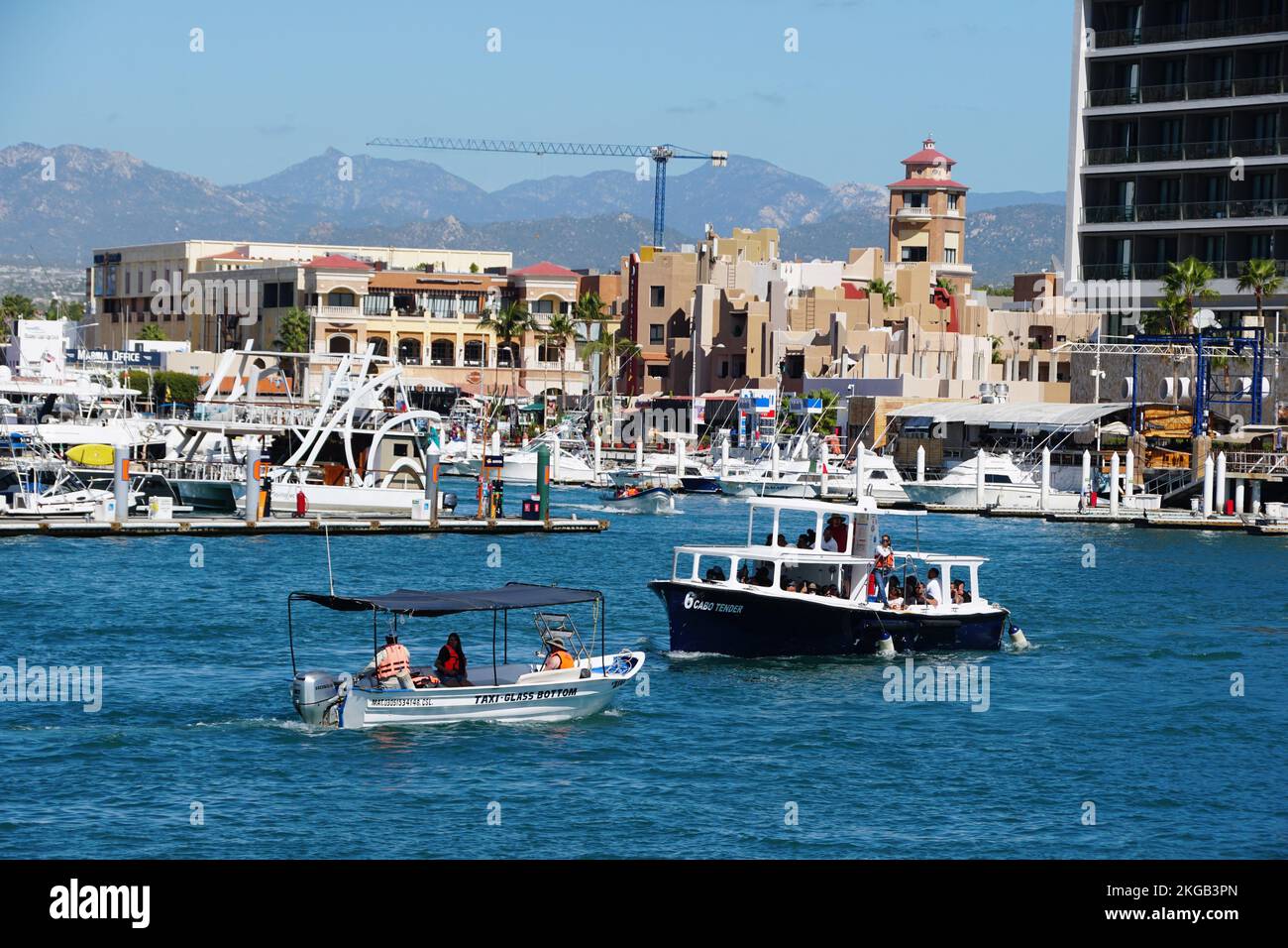 Cabo San Lucas, Messico - 7 novembre 2022 - Barche che trasportano i turisti per un'escursione Foto Stock