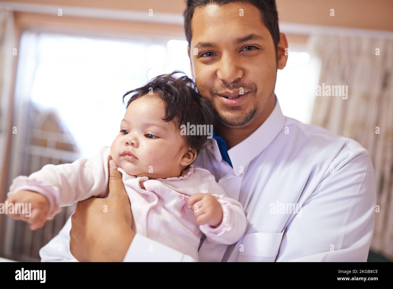 Il mio piccolo fascio di amore. un padre che cullava la sua bambina. Foto Stock