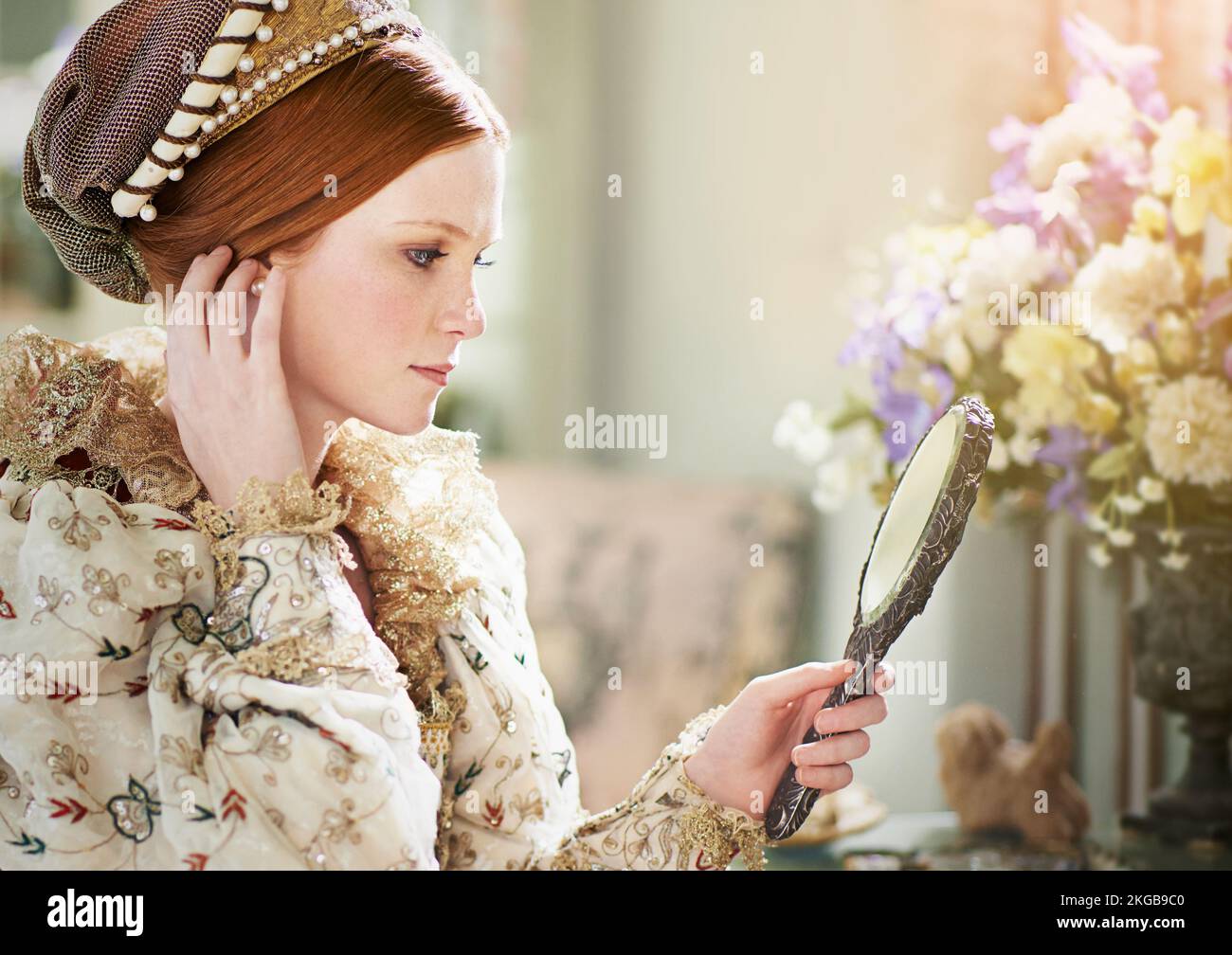 Tale bellezza il regno non ha mai conosciuto. un'elegante nobile donna che si ammira in uno specchio nella sua stanza del palazzo. Foto Stock