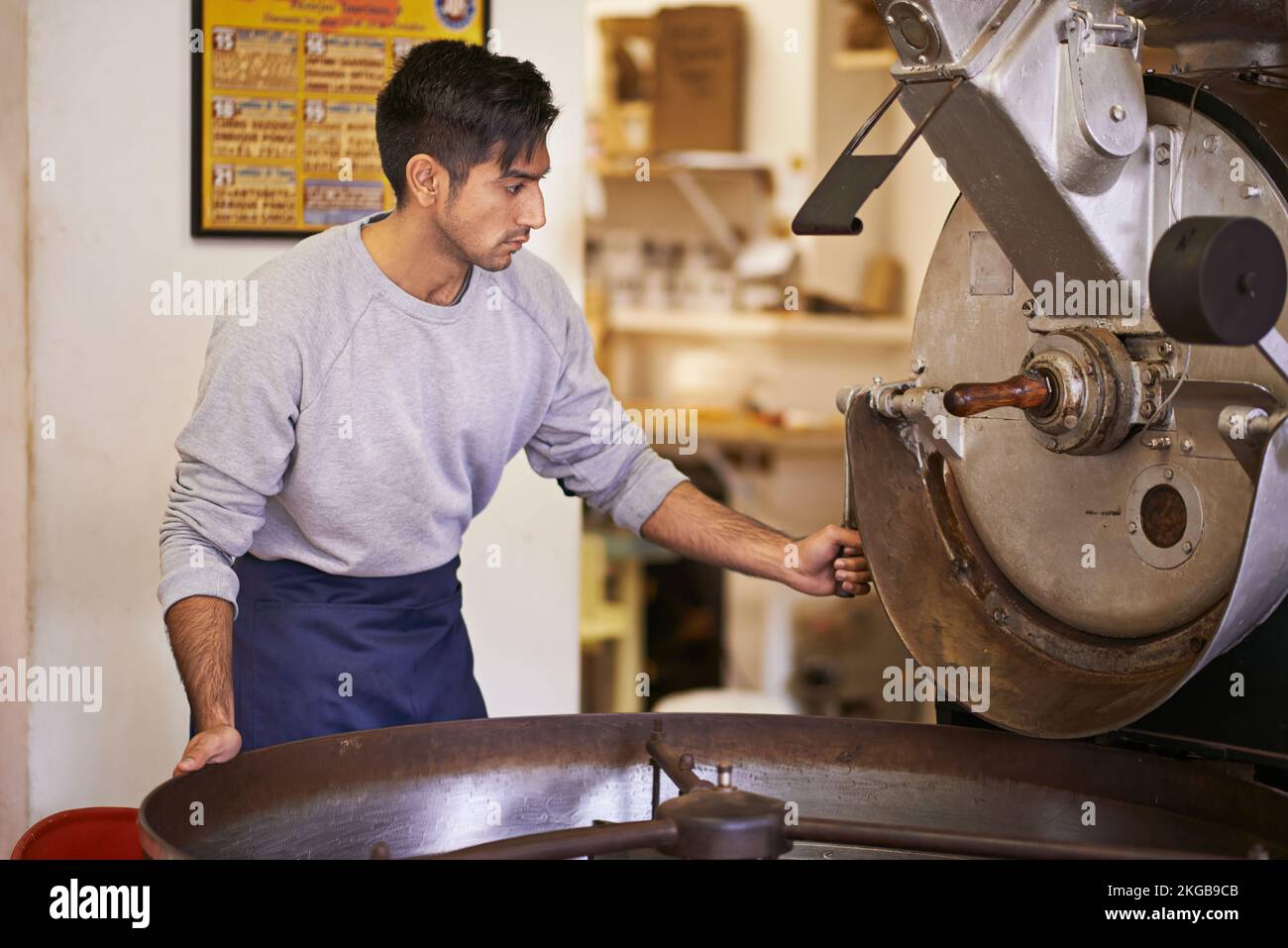 Gli inizi della tua birra. una macchina per macinare e tostare i chicchi di caffè. Foto Stock