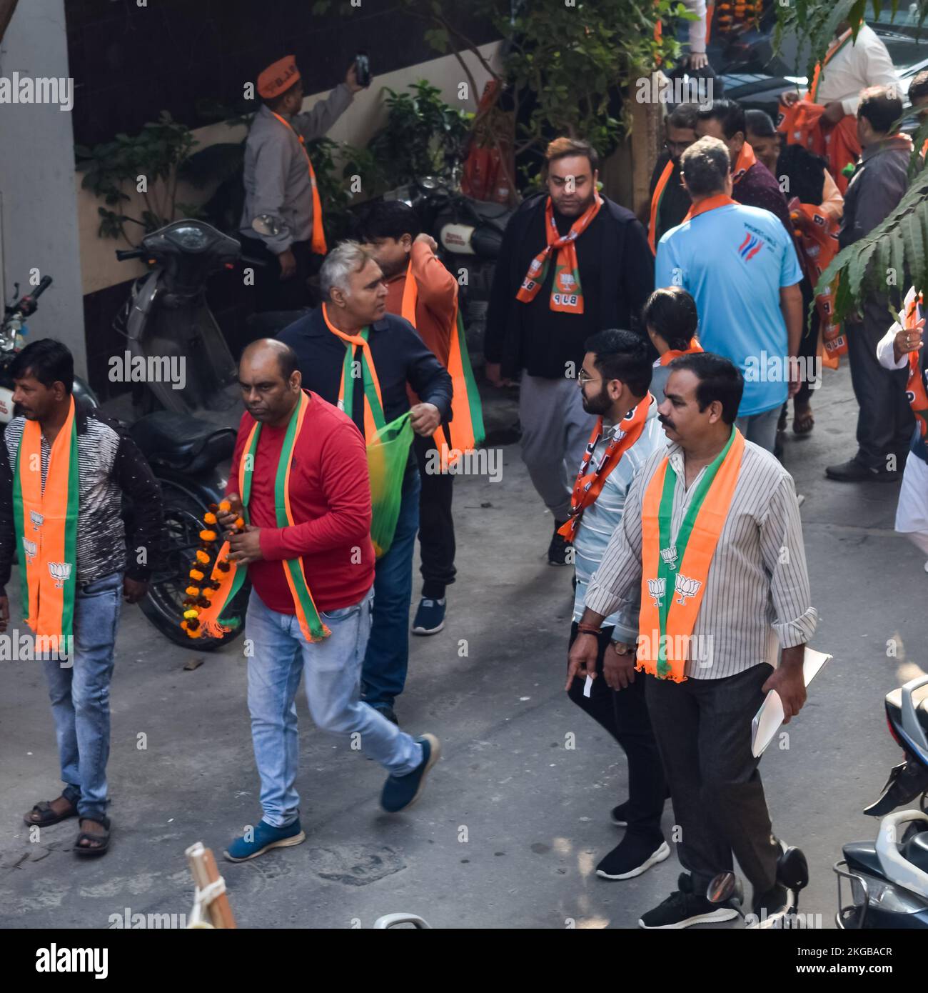 New Delhi, India, novembre 20 2022 - Bharatiya Janata Party (BJP) sostenitori durante un rally a sostegno del candidato BJP Pankaj Luthara per la candidatura Foto Stock