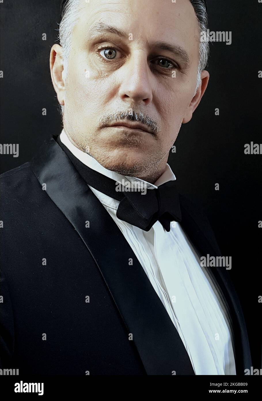 Un ritratto verticale di un uomo caucasico adulto in tuxedo, un boss mafioso italiano Foto Stock