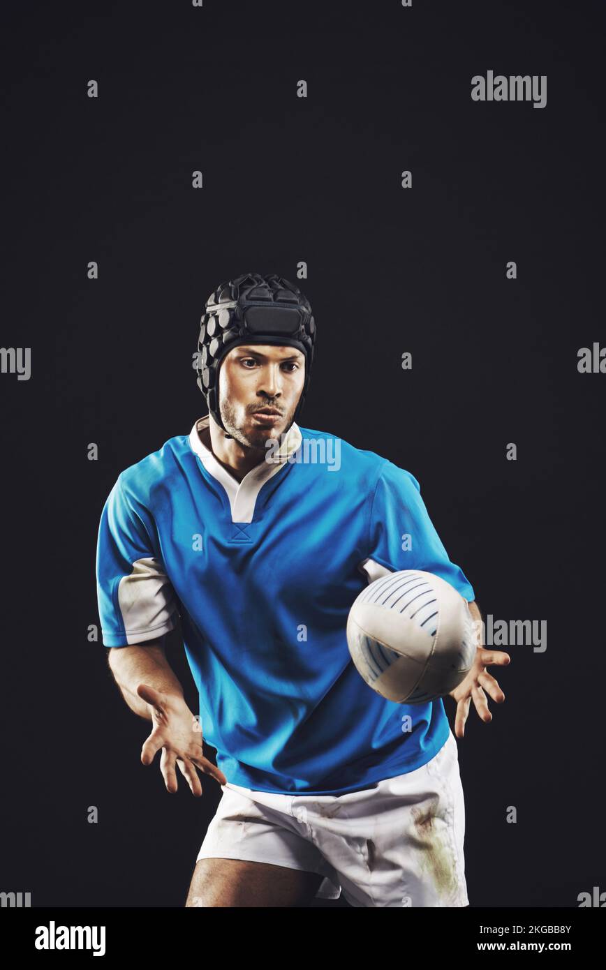 HES un vero atleta. Studio di un giovane giocatore di rugby che ha ottenuto un pass. Foto Stock