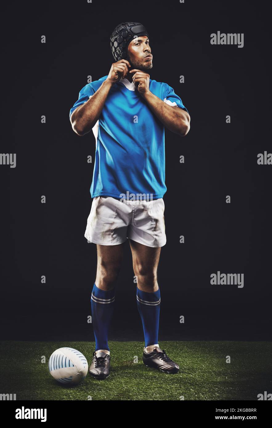 Il suo tempo di gioco. Ripresa in studio di un giovane giocatore di rugby sul campo. Foto Stock