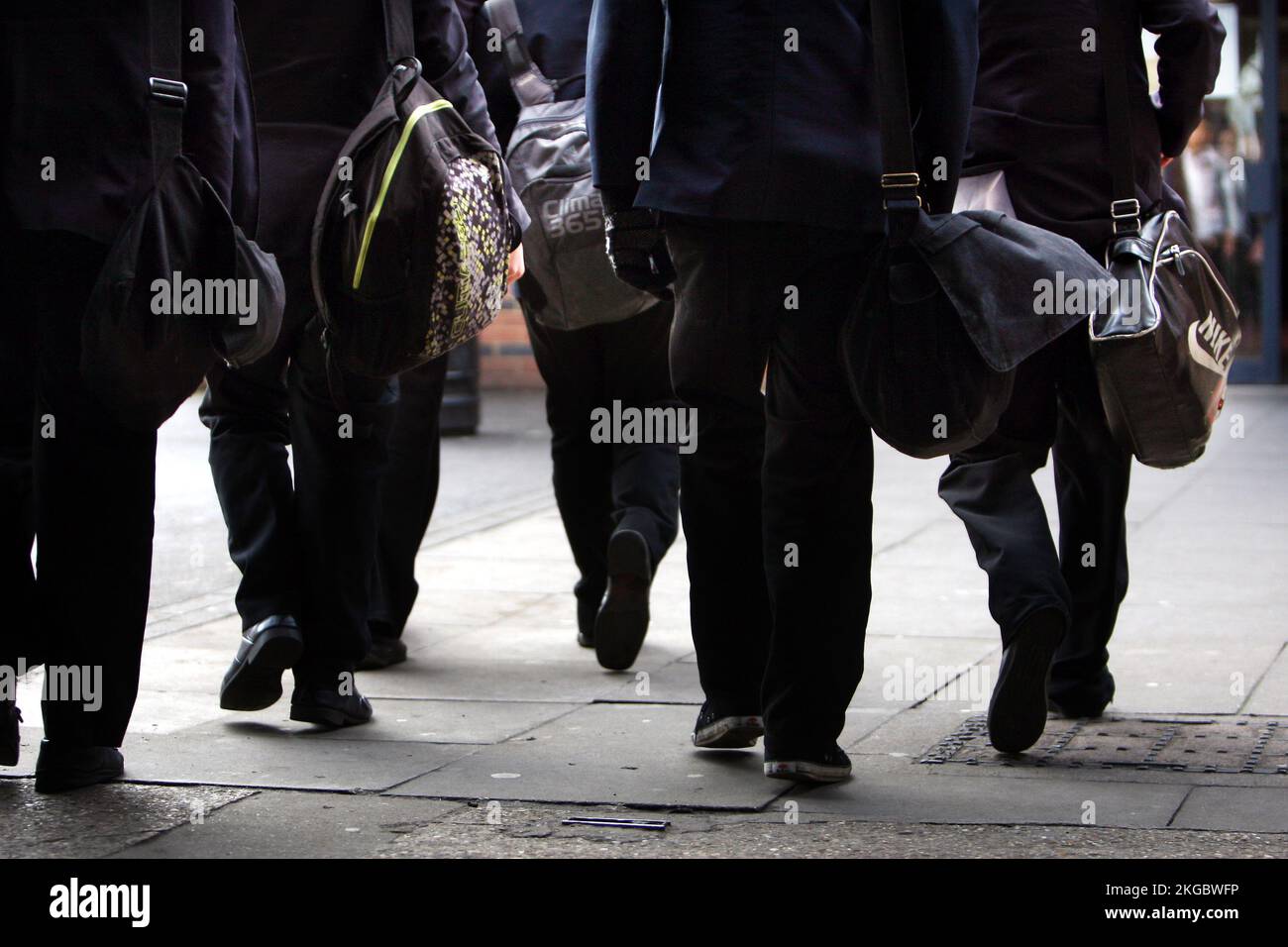 Foto del file datata 26/01/12 di un'immagine generica degli allievi. La maggior parte dei giovani nel Regno Unito sperimenta un netto calo del loro benessere durante i primi anni di scuola secondaria, indipendentemente dalle loro circostanze o dal loro background, uno studio della Cambridge University e della Manchester University ha suggerito. Foto Stock