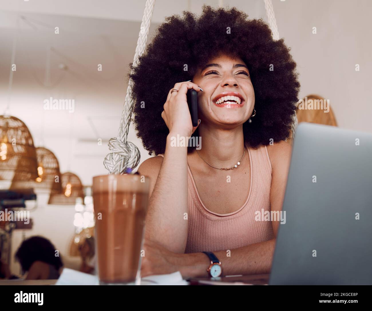 Chiamata telefonica, laptop e donna freelance in caffè con sorriso mentre parla e facendo ricerca su Internet per l'articolo. Freelance, scrittore o giornalista su Foto Stock