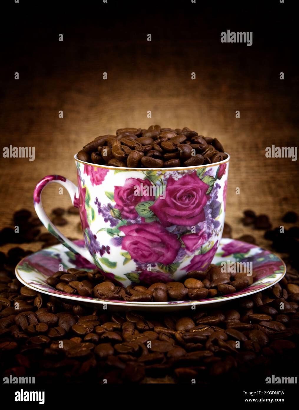 tazza di caffè su un granulato di caffè Foto Stock