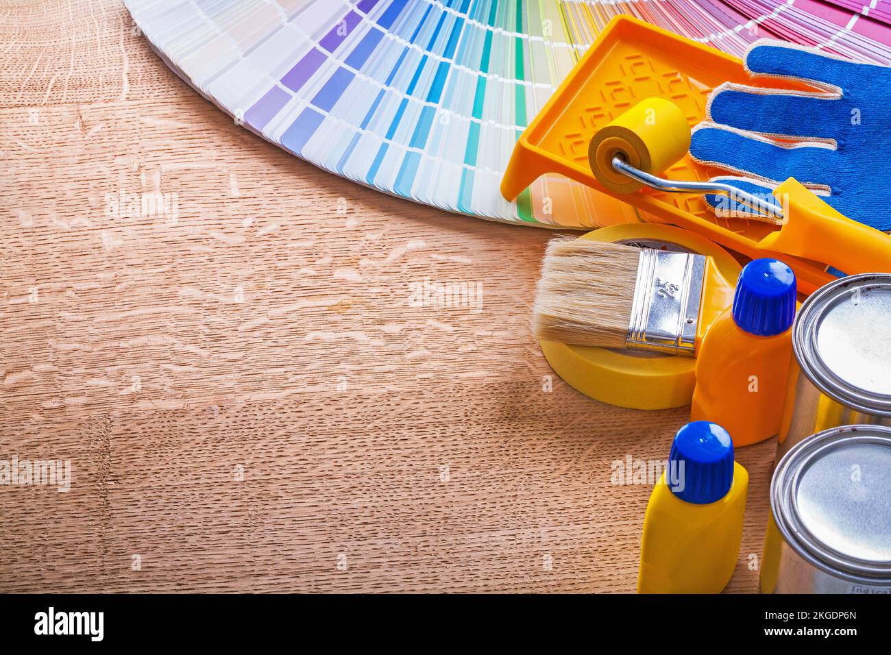 Collezione di strumenti di verniciatura e guida alla tavolozza colori pantone sul concetto di costruzione di pannelli in legno Foto Stock