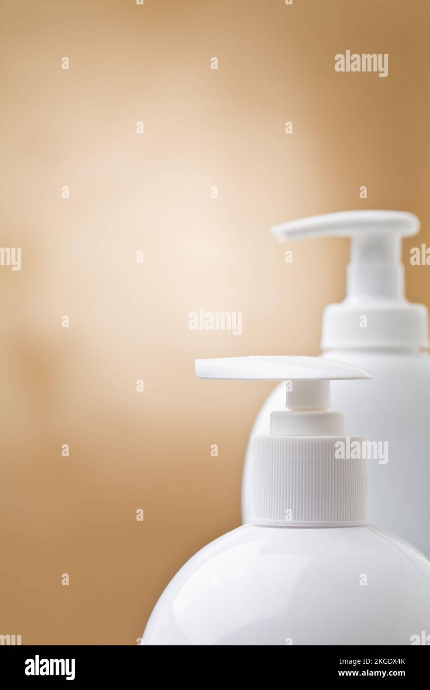 Copyspace vista sulle cime di spray cosmetiche Foto Stock