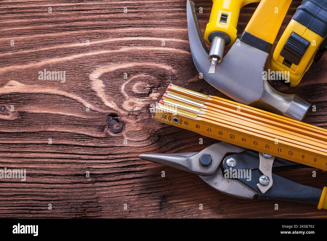 Gruppo di vari utensili di lavoro su tavola di legno concetto di costruzione Foto Stock