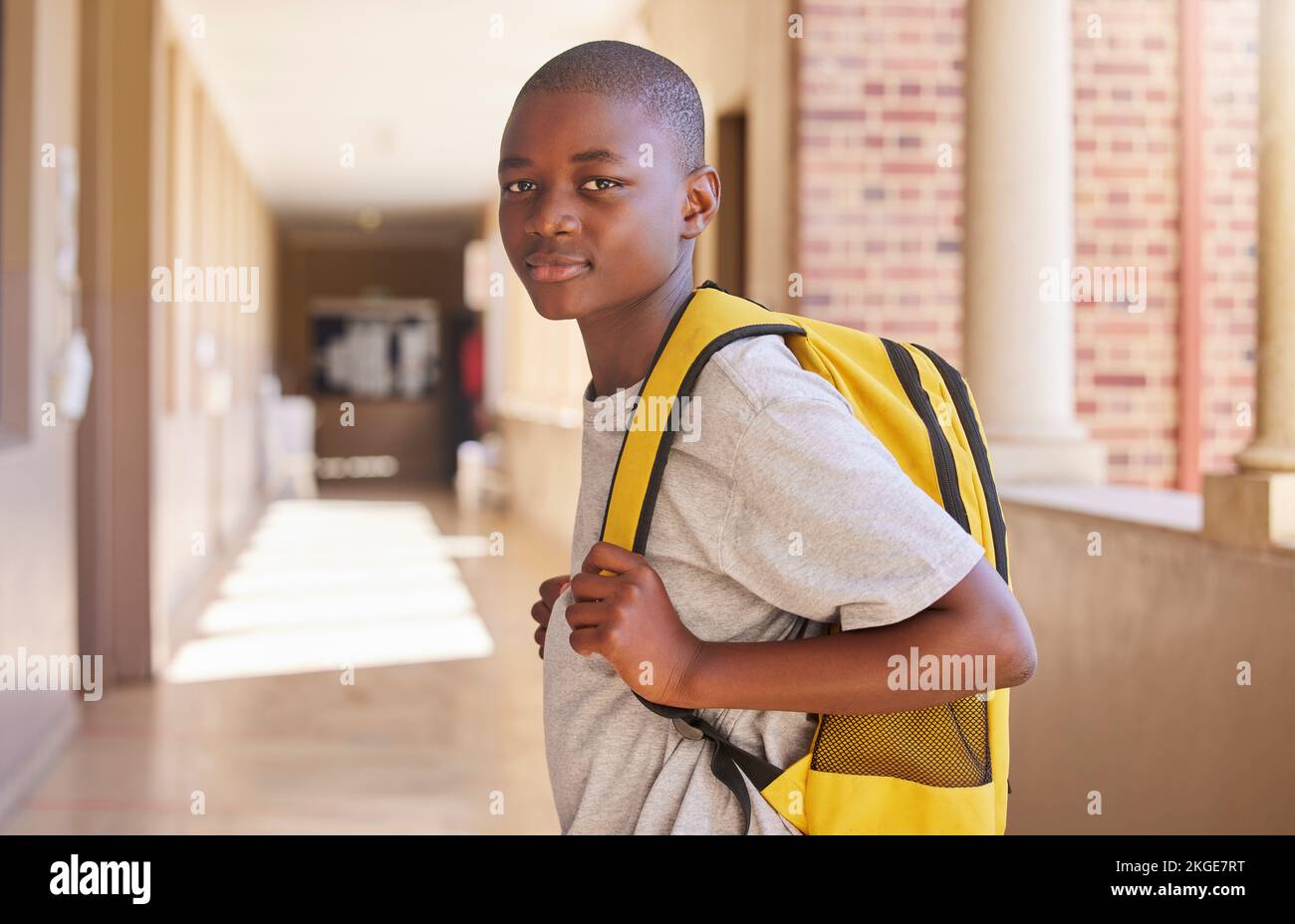 Bambino, zaino e ritratto scolastico di un bambino africano pronto per l'istruzione, l'apprendimento e lo studio. Ragazzo studente nel campus che non vedo l'ora di studiare Foto Stock