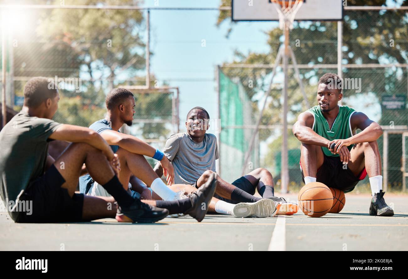 Campo da basket, uomini e amici che parlano di gioco, sport e motivazione di allenamento dopo esercizio, allenamento o competizione. Uomo nero con strada Foto Stock
