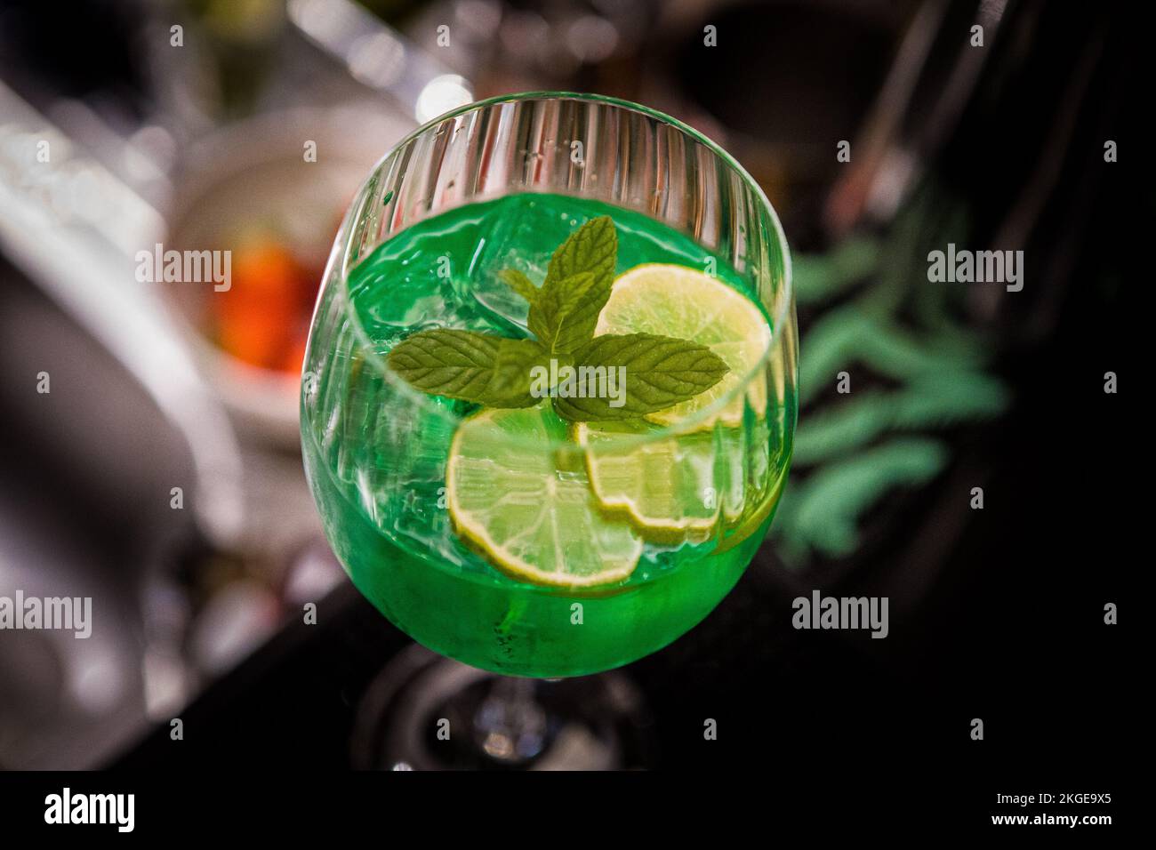 Un primo piano di vetro di Mojito su sfondo sfocato Foto Stock