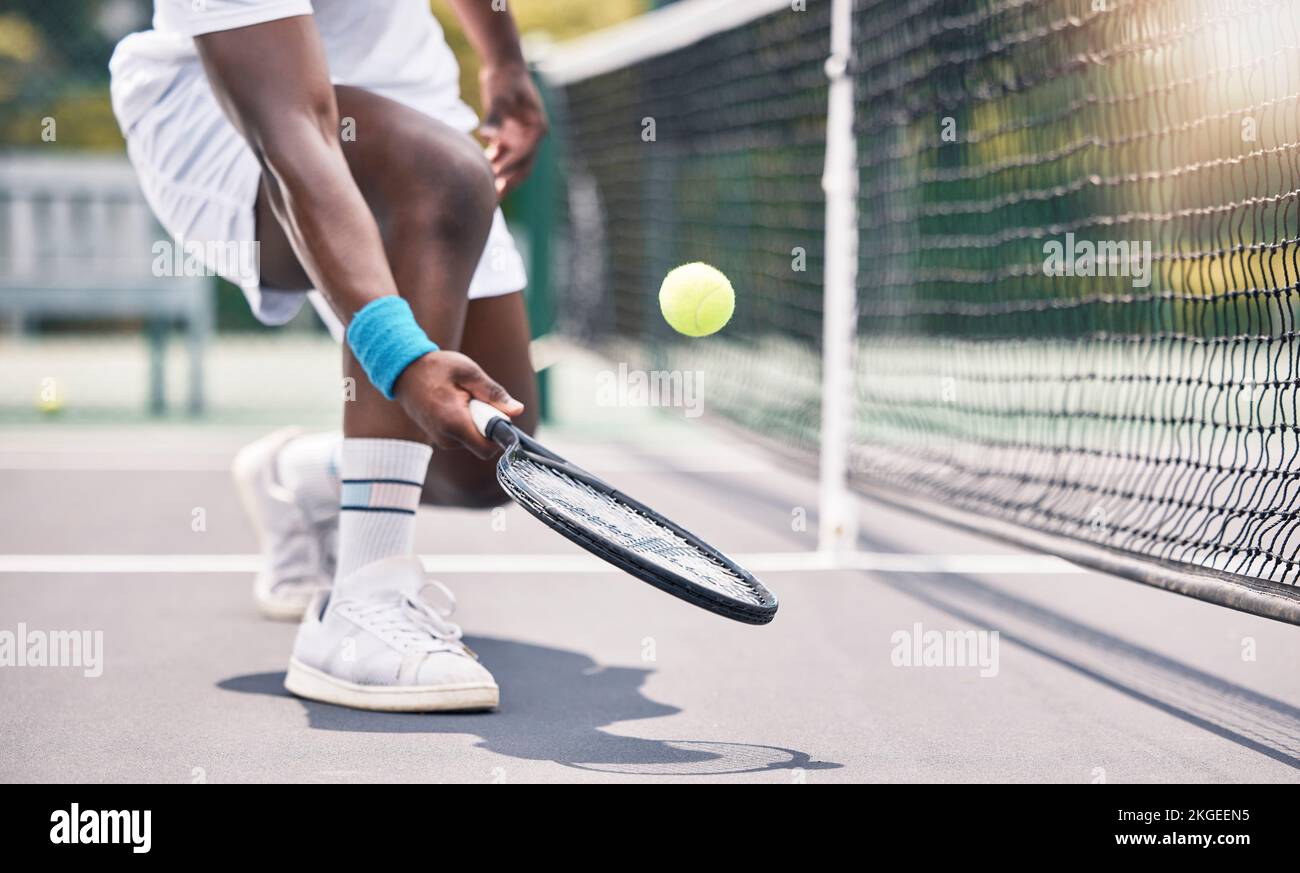 Tennis, fitness e uomo nero mani in un gioco di campo sportivo all'aperto facendo allenamento e allenamento. Esercizio di benessere e cardio energia di un atleta su un Foto Stock
