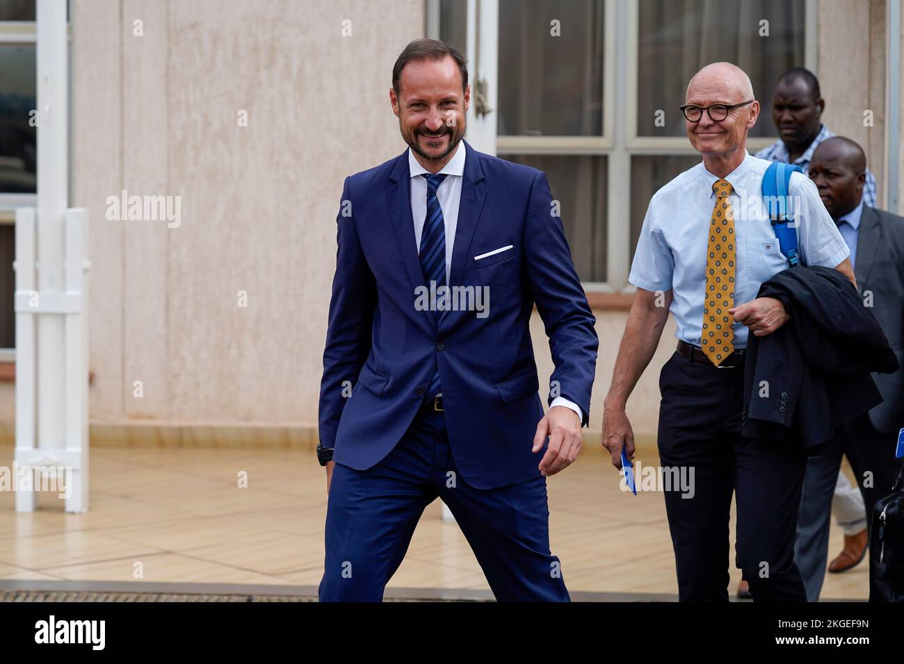 Il principe ereditario Haakon volando verso la contea di Kwale, Kenya, il 23 novembre 2022, per una visita sul campo. La principessa ereditaria svedese Victoria e il principe ereditario norvegese Foto Stock