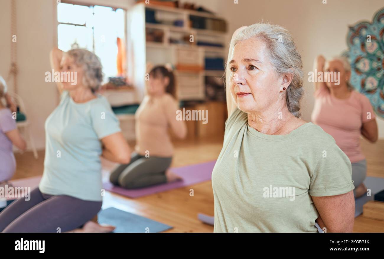 Fitness, yoga e donne anziane stretching e allenare il corpo, respirazione e consapevolezza insieme in uno studio. Benessere, meditazione e zen anziani Foto Stock