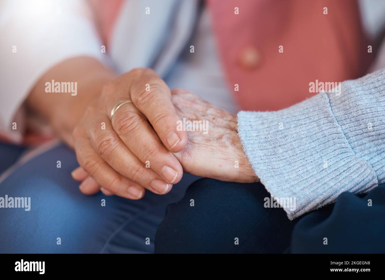 Donna anziana, tenendo le mani e primo piano di sostegno, cura e rapporto di fiducia che si legano insieme. L'amore, gli amici si rilassano e la gratitudine per gli anziani Foto Stock
