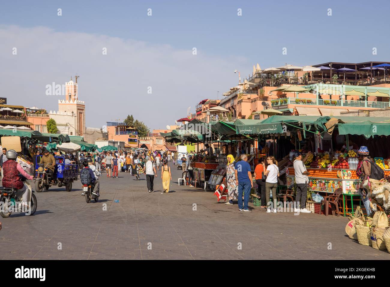 la piazza jamma el fna è la piazza principale di marrakech marocco circondata da negozi, bancarelle, bar e ristoranti Foto Stock