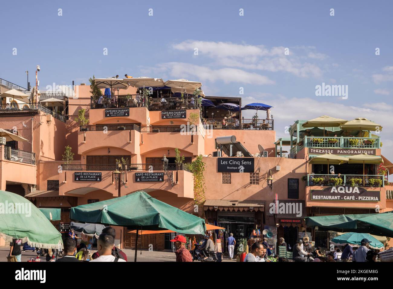 la piazza jamma el fna è la piazza principale di marrakech marocco, circondata da negozi, bancarelle, bar e ristoranti Foto Stock