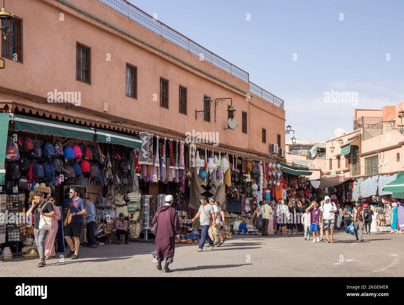 la piazza jamma el fna è la piazza principale di marrakech marocco, circondata da negozi, bancarelle, bar e ristoranti Foto Stock