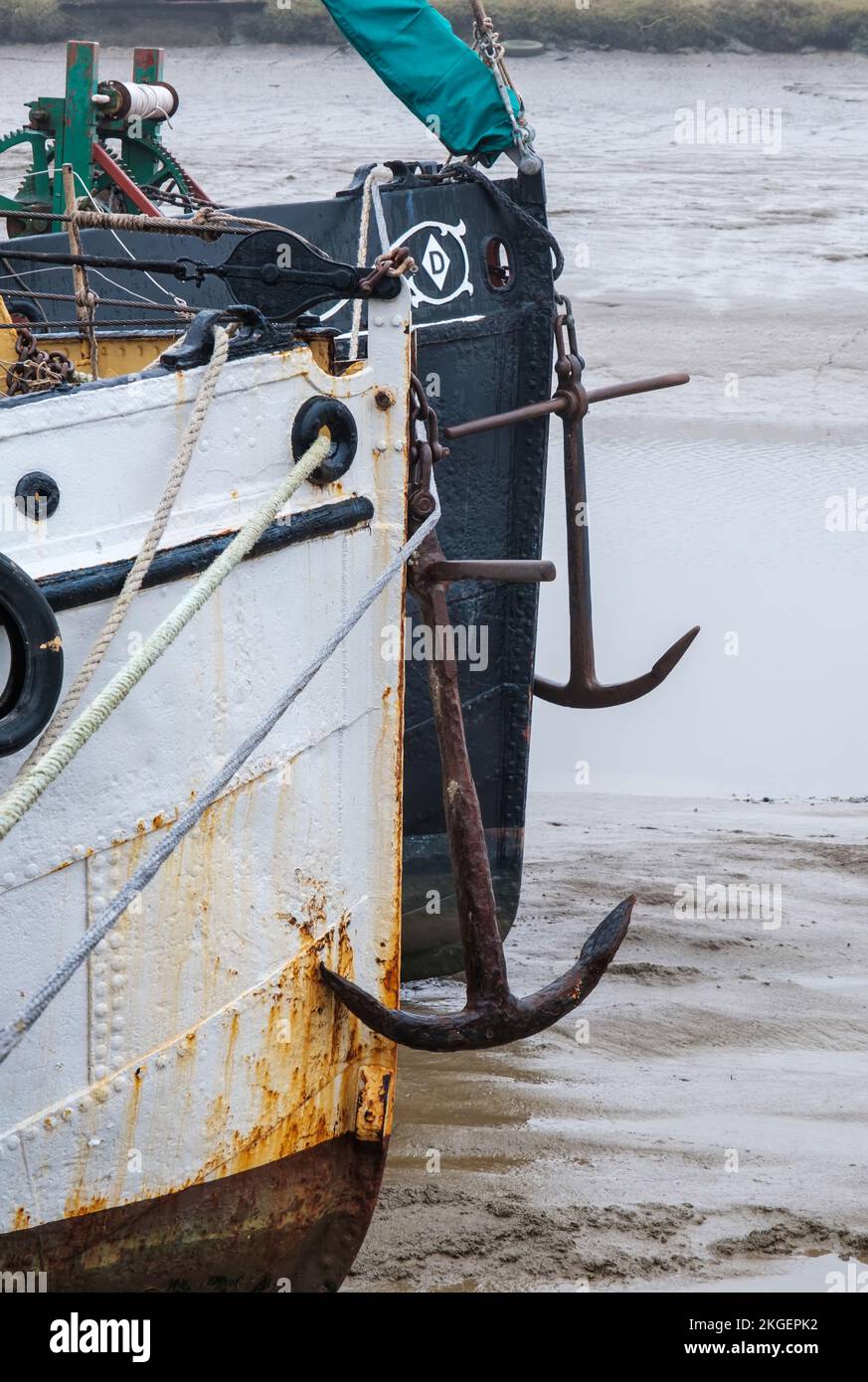 Ancoraggi e archi su chiatte a vela ormeggiato a Maldon, Essex. Foto Stock