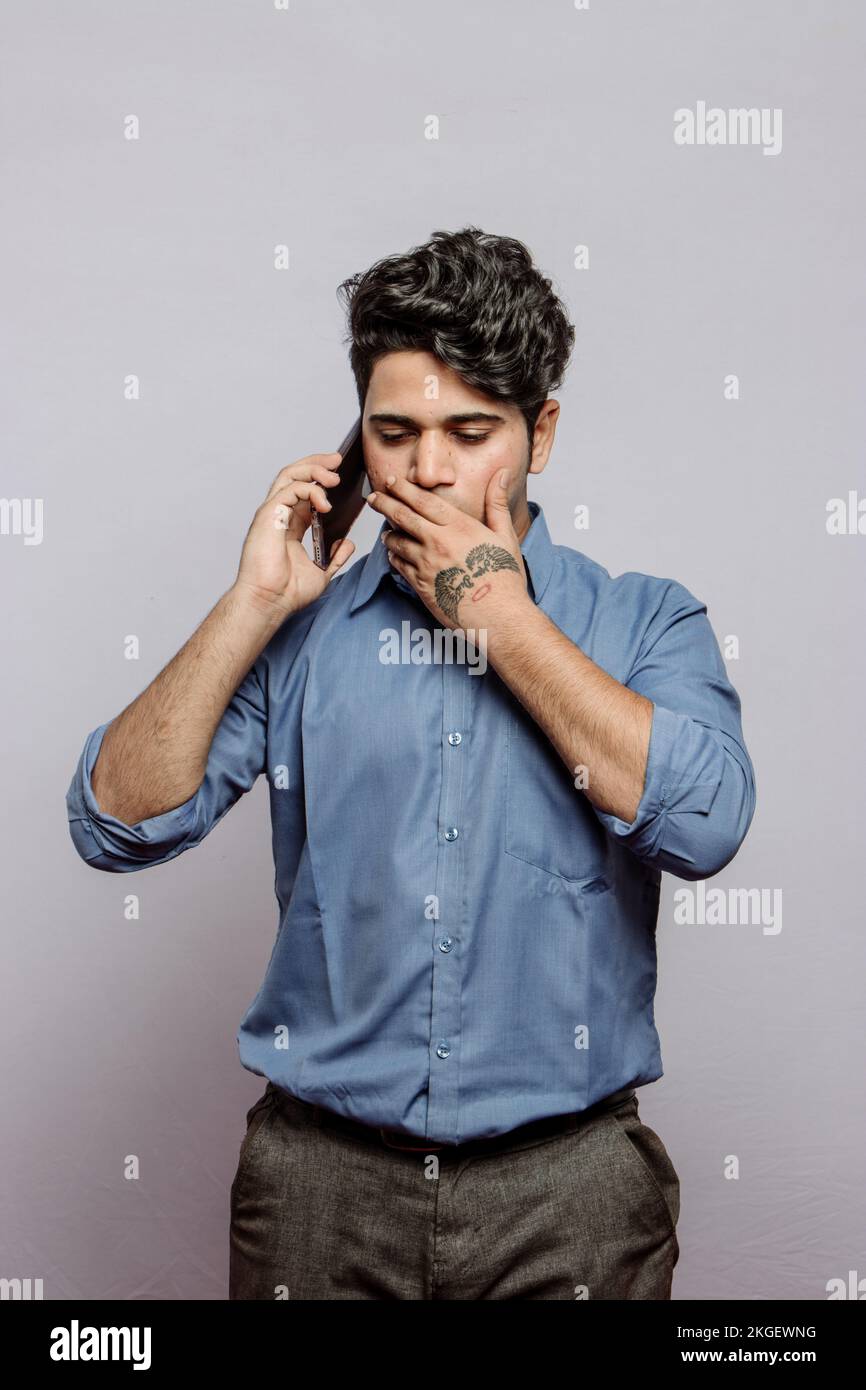 Primo piano di uno scioccato azionista imprenditore con una faccia pratica che parla su uno smartphone, ascoltando cattive notizie su un crollo delle azioni durante il crollo del mercato. Foto Stock
