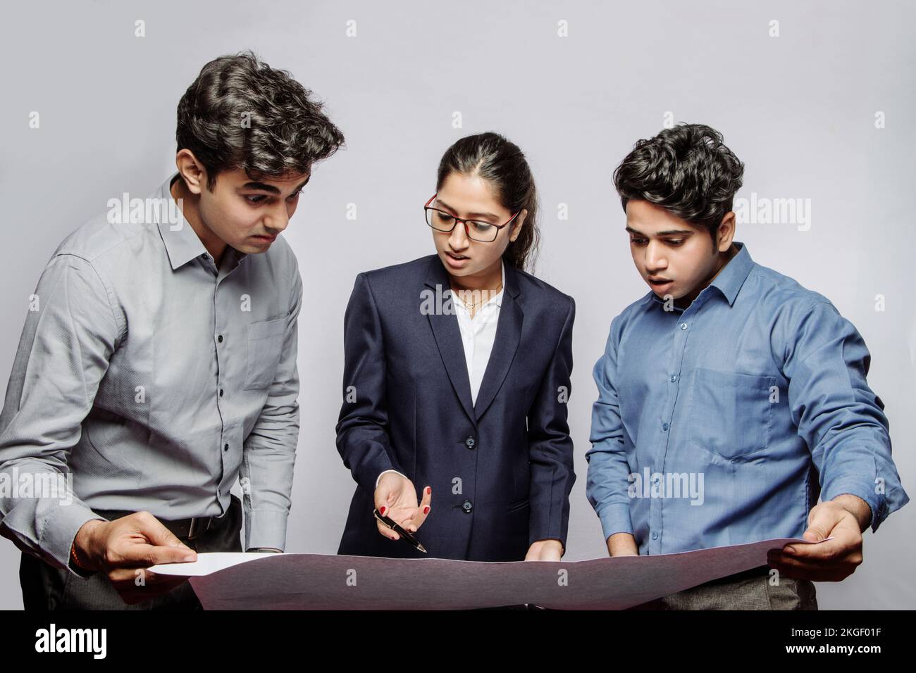 Team di progettazione che collabora a un progetto per soluzioni innovative e sviluppo tecnico, risoluzione dei problemi e sfida tecnica sul luogo di lavoro. Foto Stock