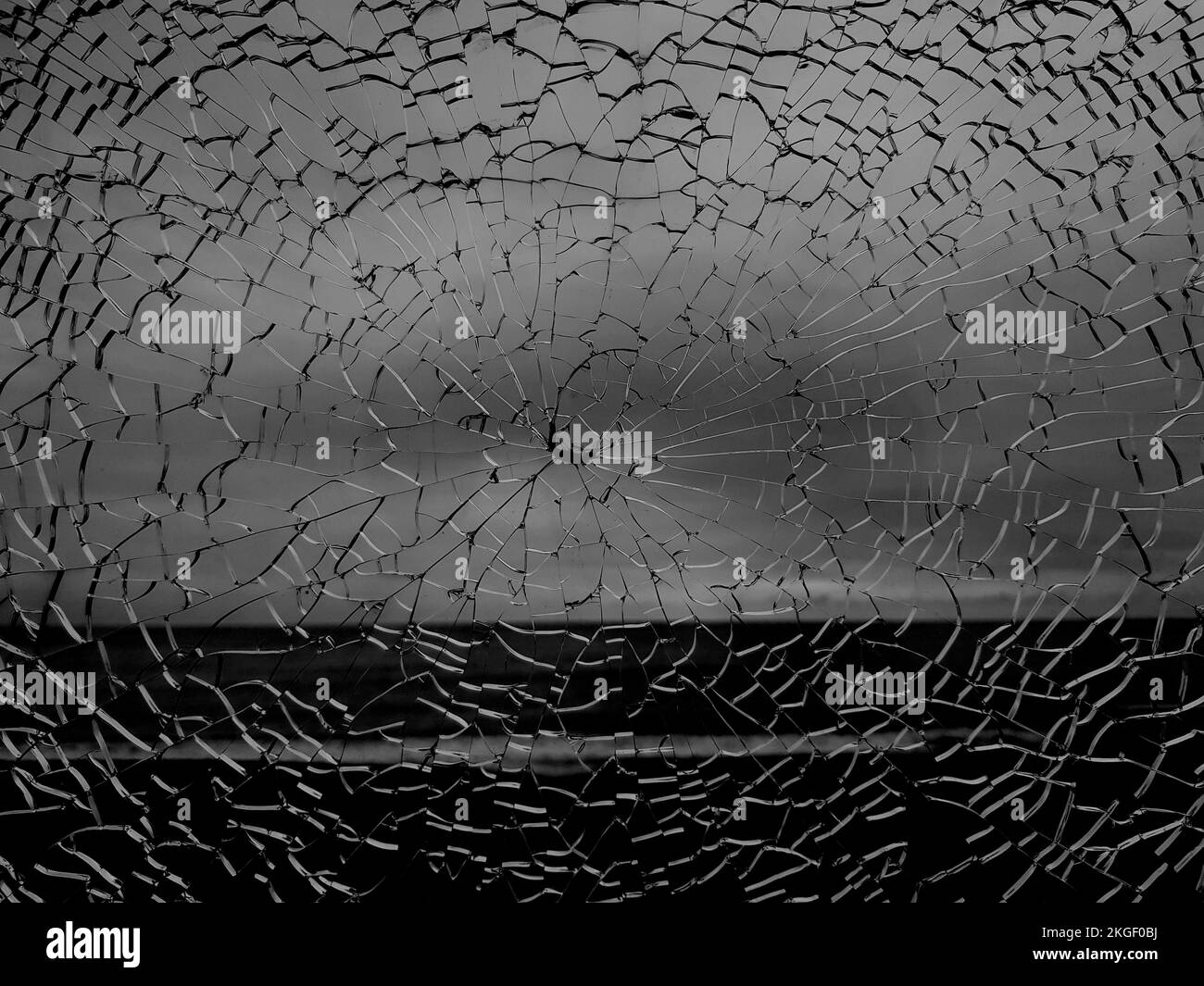 Vetro rotto con crepe bianche. Stract cracked shot window su nero. Foto Stock