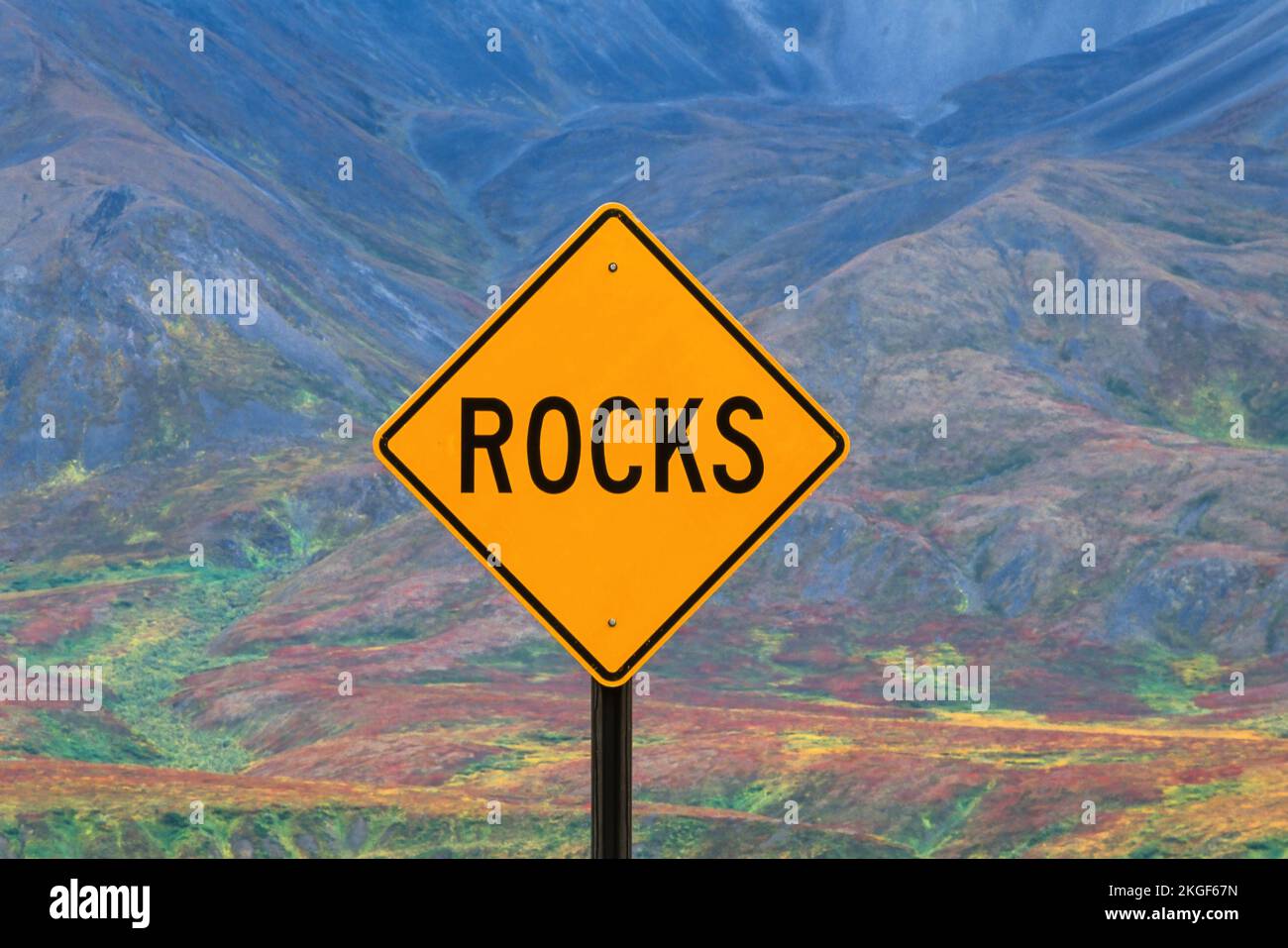 Segnale di avvertimento per la caduta di rocce Foto Stock