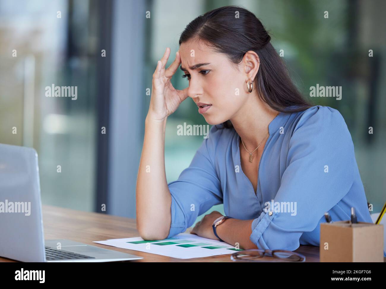 Donna in viaggio d'affari, notebook e stress con mal di testa da ansia lavorativa o problemi tecnici in ufficio. Analista dipendente femminile che soffre di burnout Foto Stock