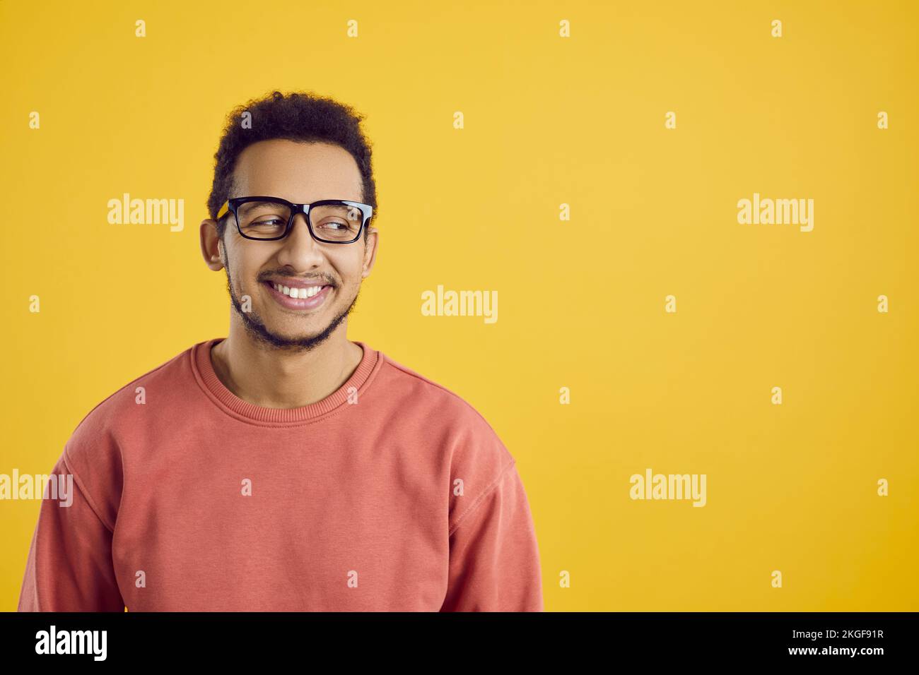 Un uomo nero sorridente guarda lo spazio vuoto della copia Foto Stock