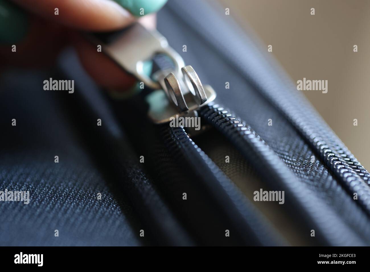 Cerniera di valigia in ottone nero con apertura a mano femmina Foto Stock