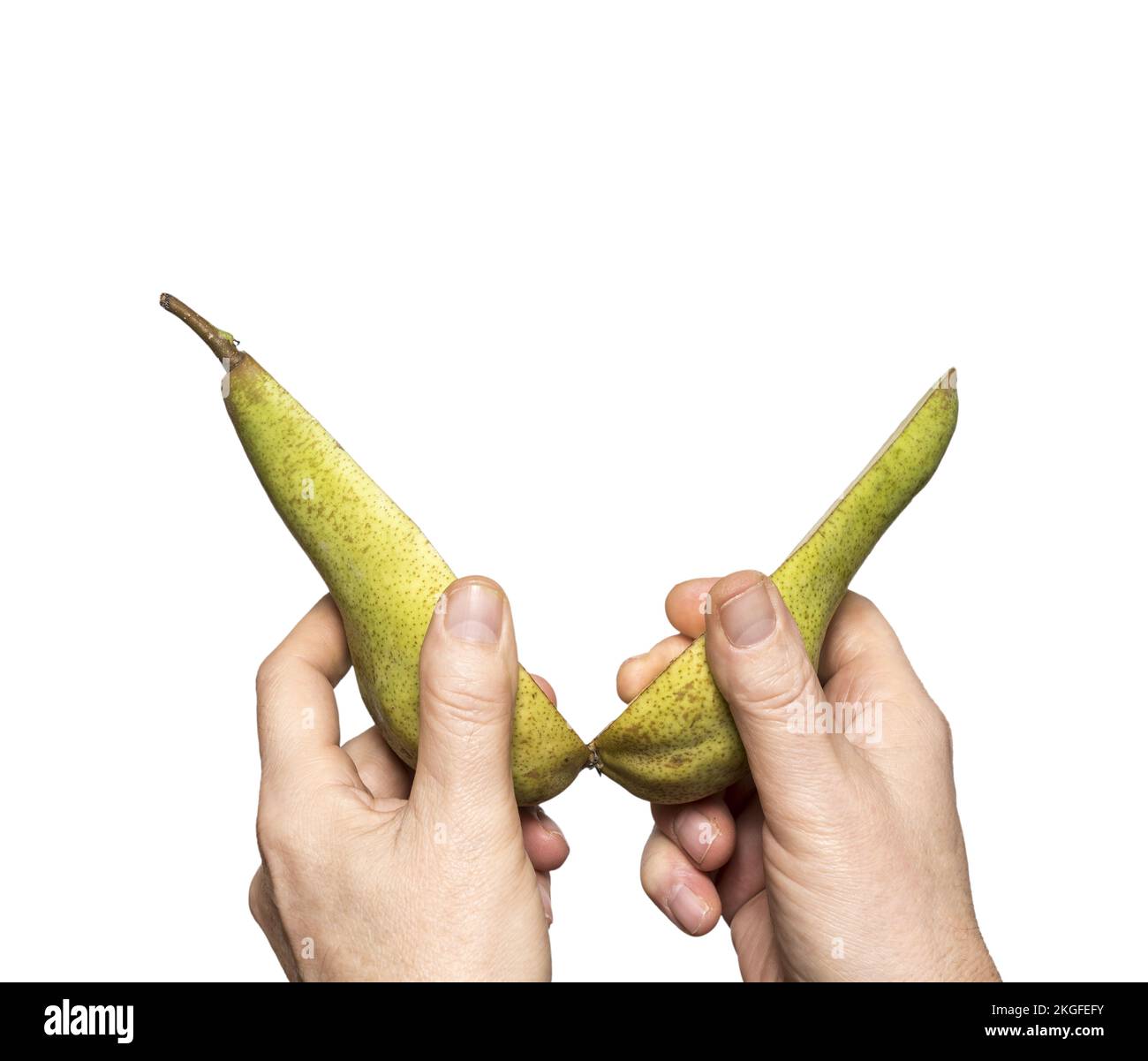 Una pera tagliata nelle mani su uno sfondo transpente Foto Stock
