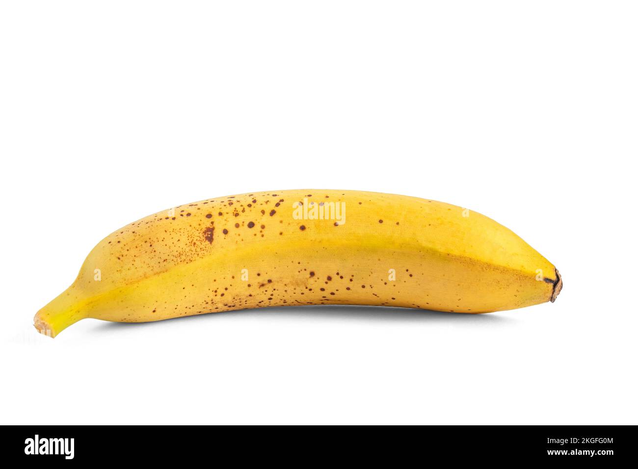 Banana matura con punti scuri isolati su sfondo bianco Foto Stock