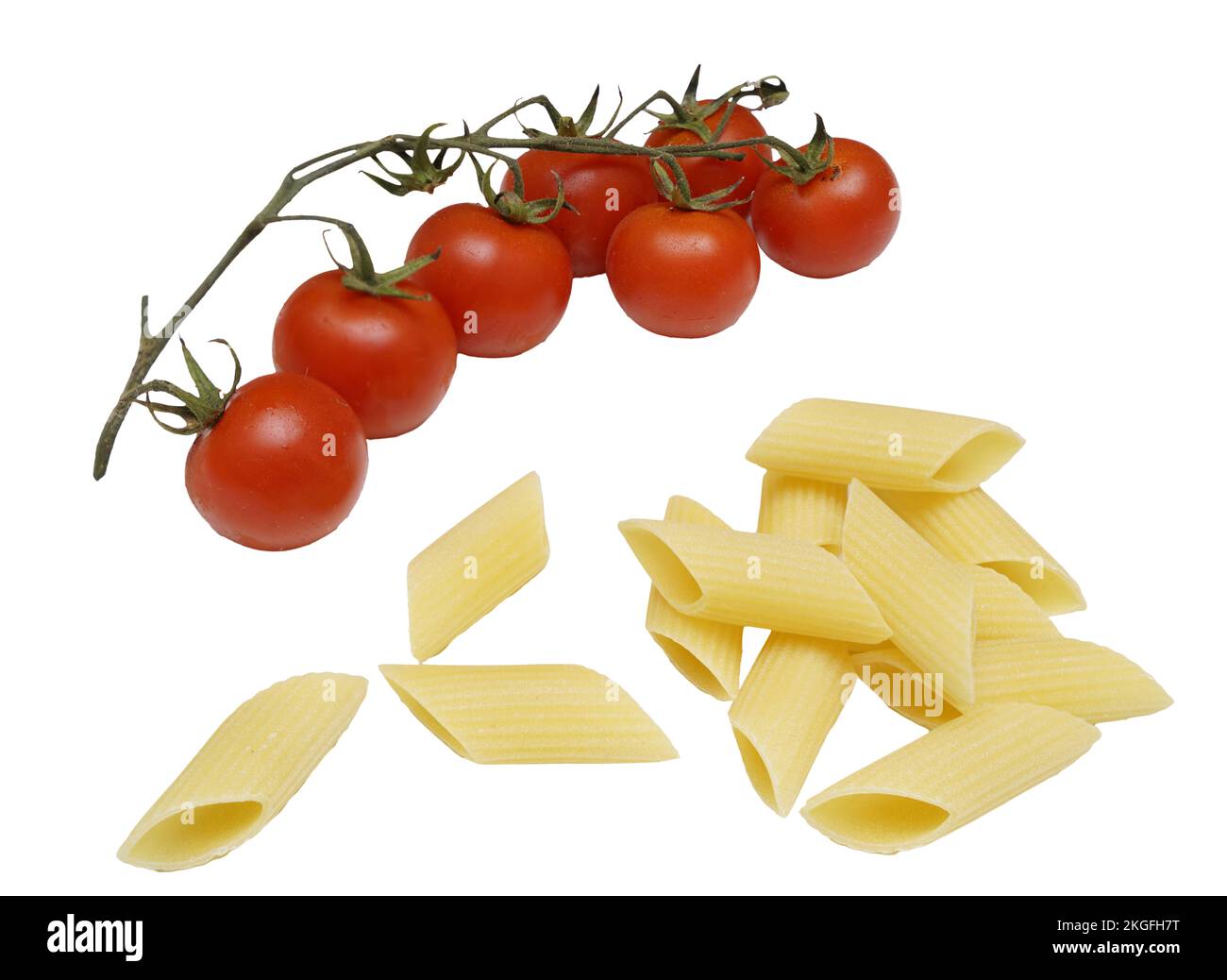 un mazzo di pomodori e pasta su un tavolo bianco su uno sfondo trasparente Foto Stock