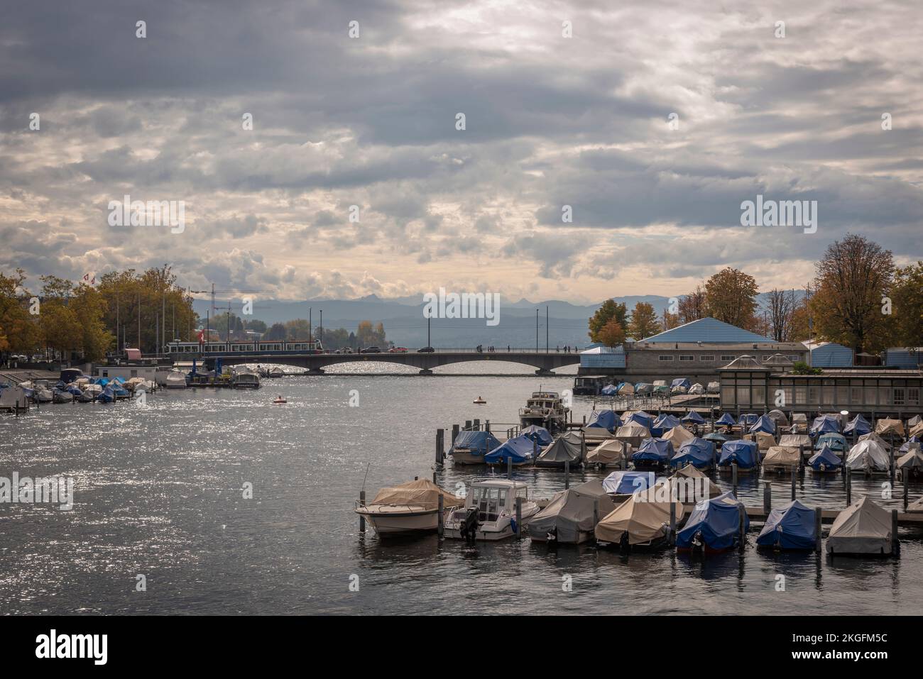 Una vista sul fiume Limmat che scende verso il lago di Zurigo, in Svizzera Foto Stock