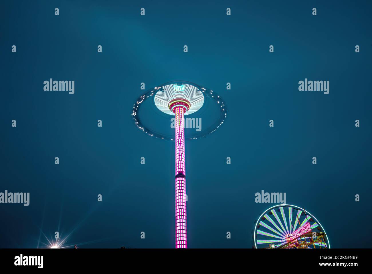 Movimento colorato neon of Fun fair di notte. Foto Stock