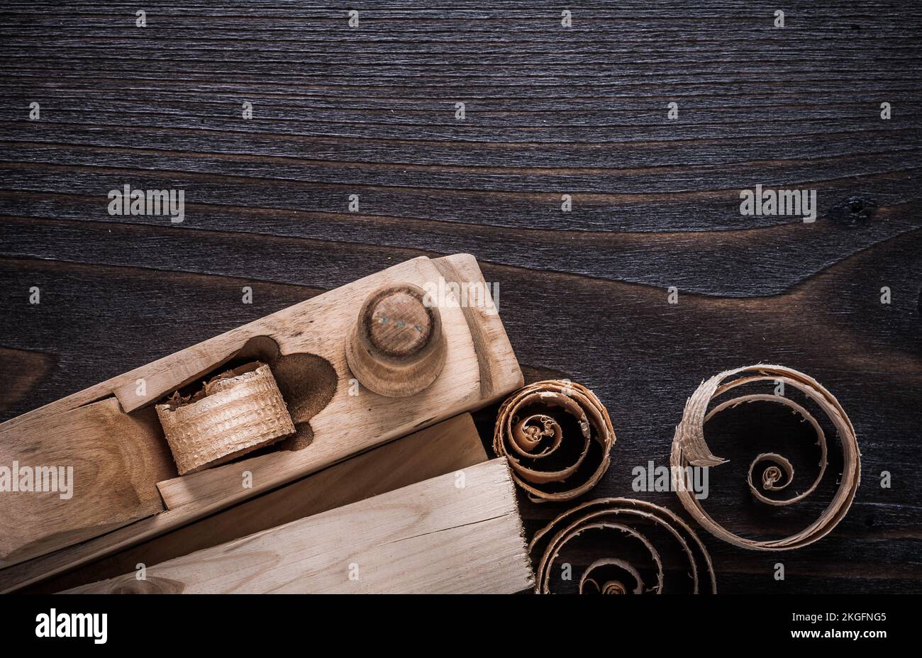 Borchie di pialla da barba in legno e trucioli di piallatura su una costruzione di legno d'epoca. Foto Stock