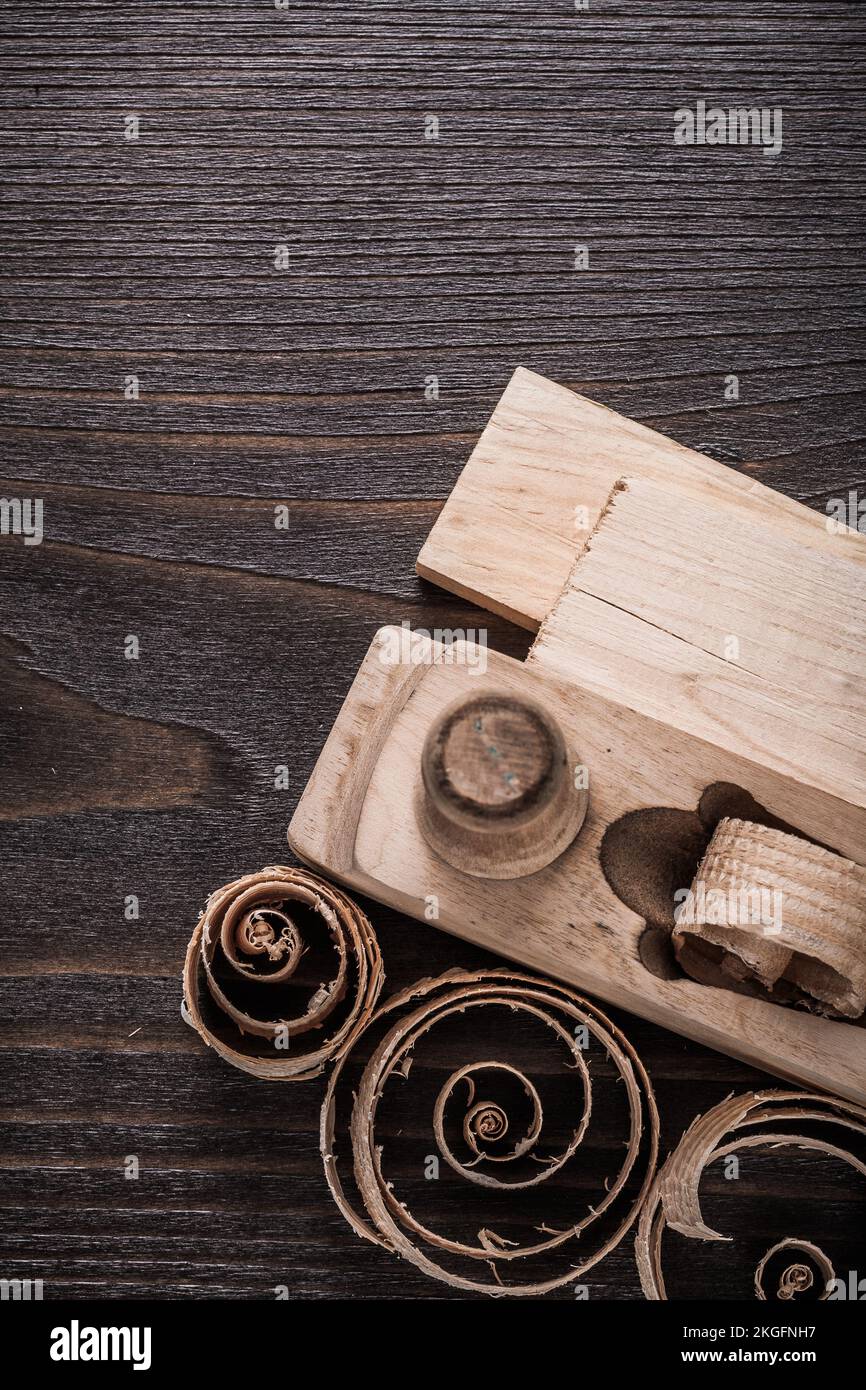 Assi di legno e trucioli di piallatura su costruzione di legno vintage. Foto Stock