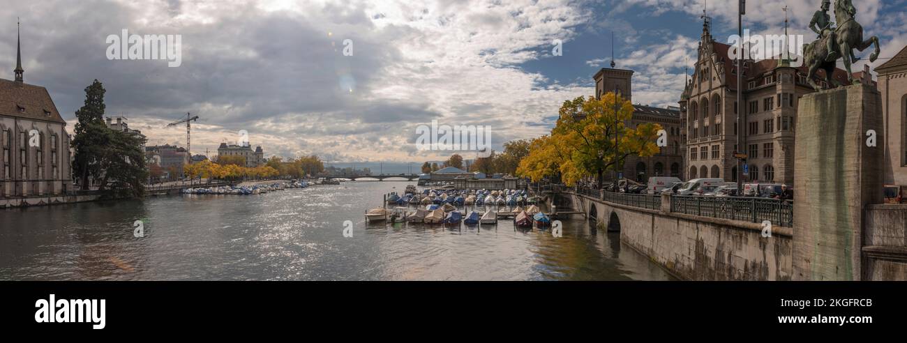Vista sul fiume Limmat dal ponte Munster, Zurigo, Svizzera Foto Stock